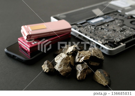 パソコンや携帯電話などのデジタル機器に含まれるレアメタル 136685831