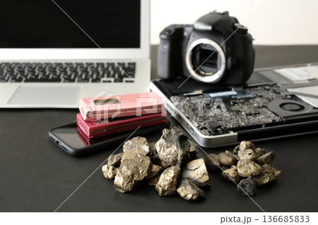 パソコンや携帯電話などのデジタル機器に含まれるレアメタル 136685833
