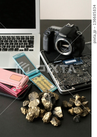 パソコンや携帯電話などのデジタル機器に含まれるレアメタル 136685834