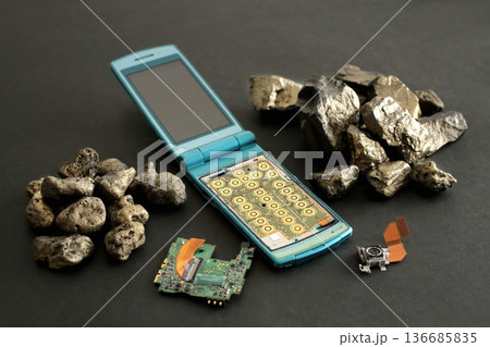 パソコンや携帯電話などのデジタル機器に使われるレアメタルやレアアース 136685835