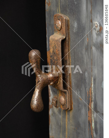 レトロ感のある扉の取手 136685848