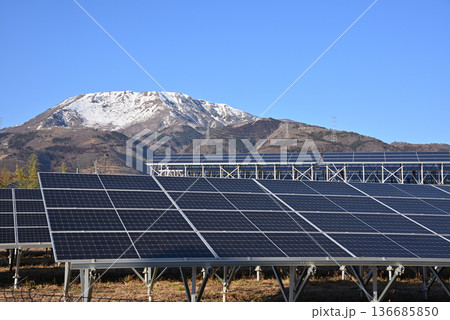 伊吹山の自然と共生するソーラーパネル1 136685850