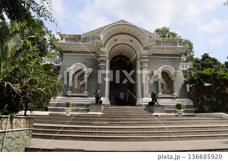 植物園のエントランスの建物 植物園のエントランスの建物 136685920