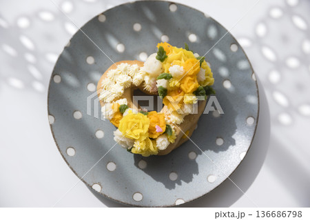 お花しぼりあんこケーキ 136686798