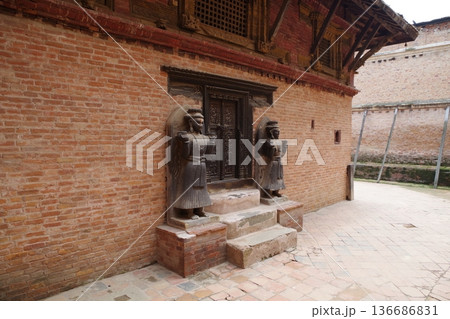 ネパール　世界遺産カトマンズ盆地　バクタプル 136686831