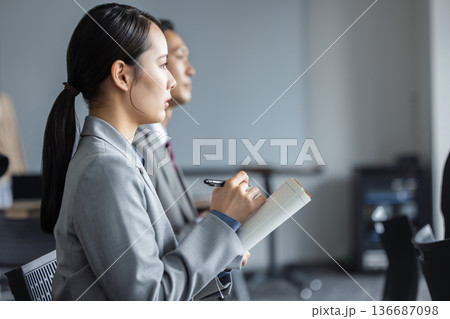 手帳を持つビジネスウーマン 136687098