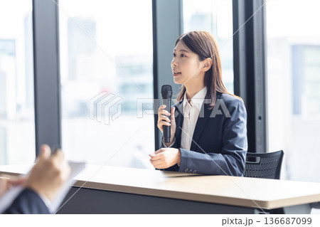 マイクを持って話す女性 マイクを持って話す女性 136687099