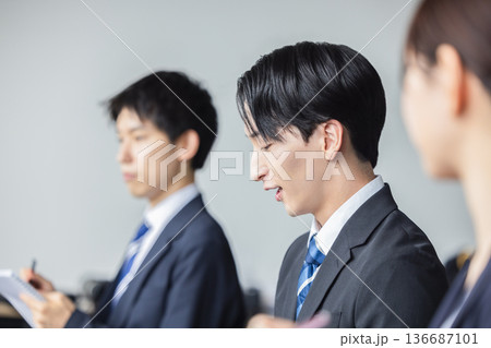 ビジネスパーソン 136687101