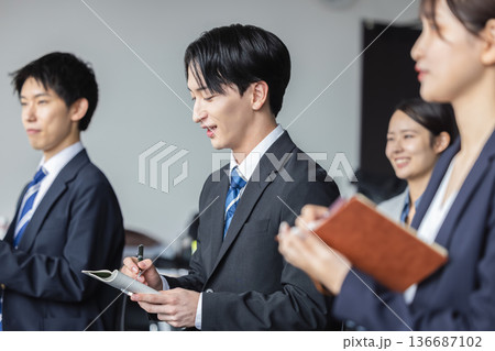メモを取るビジネスパーソン 136687102