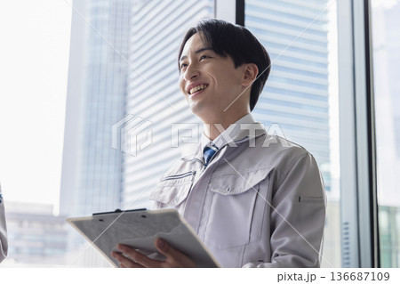作業着の若い男性 136687109