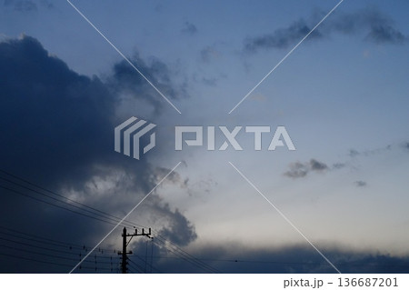 雨が降り出しそうな空 雨が降り出しそうな空 136687201