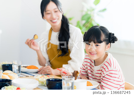 ダイニングで食事する親子 ダイニングで食事する親子 136687245