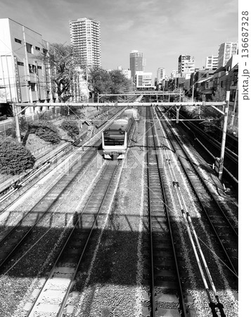 東中野駅を通過する中央線 東中野駅を通過する中央線 136687328