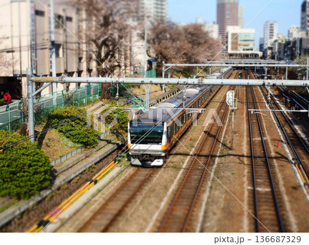 東中野駅を通過する中央線 136687329
