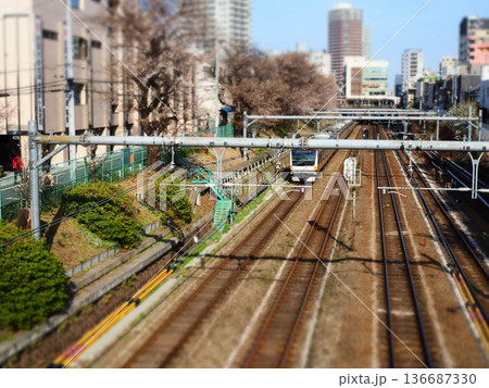 東中野駅を通過する中央線 136687330
