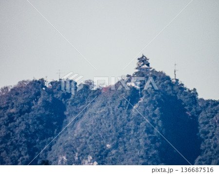 木曽川犬山緑地から見た景色 金華山と岐阜城 木曽川犬山緑地から見た景色 金華山と岐阜城 136687516