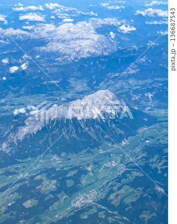 パリー台北の機内より眺めるオーストリア・インスブルック周辺の景観 パリー台北の機内より眺めるオーストリア・インスブルック周辺の景観 136687543