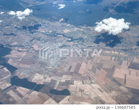 パリー台北の機内より眺めるルーマニア・ブカレスト パリー台北の機内より眺めるルーマニア・ブカレスト 136687565