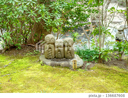 3体並んだ笑顔がかわいいお地蔵さん 136687608