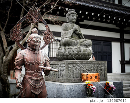 釈迦如来を守る持国天 釈迦如来を守る持国天 136687613