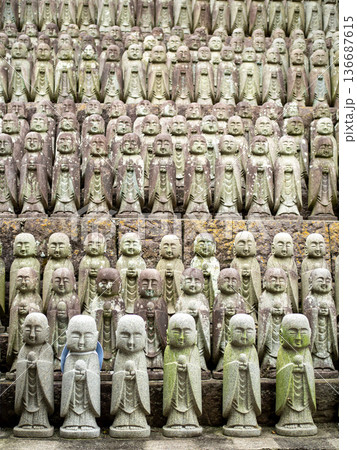 長谷寺境内に並ぶ千体地蔵 136687615