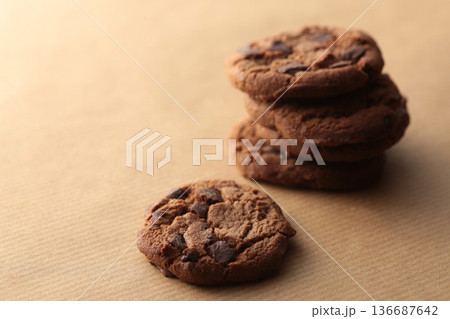暖色系の背景で撮影したクッキーの柔らかな陰影のある写真 暖色系の背景で撮影したクッキーの柔らかな陰影のある写真 136687642
