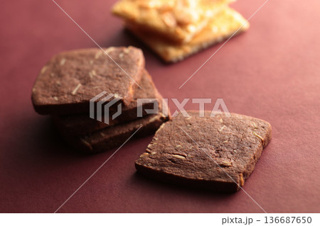暖色系の背景で撮影したクッキーの柔らかな陰影のある写真 136687650