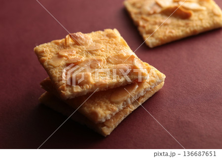 暖色系の背景で撮影したクッキーの柔らかな陰影のある写真 136687651