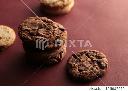 暖色系の背景で撮影したクッキーの柔らかな陰影のある写真 暖色系の背景で撮影したクッキーの柔らかな陰影のある写真 136687652