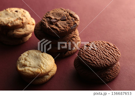 暖色系の背景で撮影したクッキーの柔らかな陰影のある写真 暖色系の背景で撮影したクッキーの柔らかな陰影のある写真 136687653