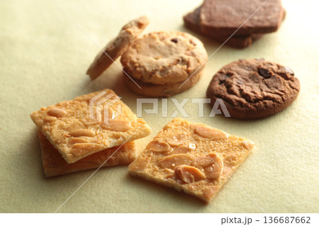 暖色系の背景で撮影したクッキーの柔らかな陰影のある写真 136687662
