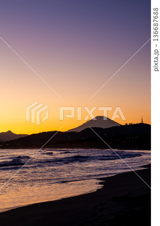 湘南の海に沈む夕日と富士山のシルエット 湘南の海に沈む夕日と富士山のシルエット 136687688