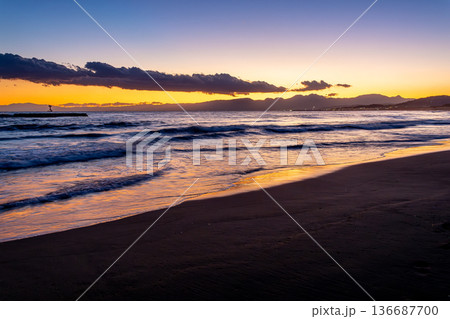 美しい海岸の夕焼け 136687700