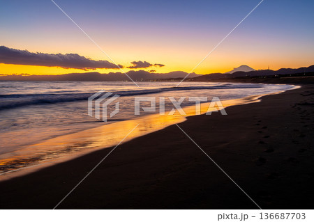 美しい海岸の夕焼け 136687703
