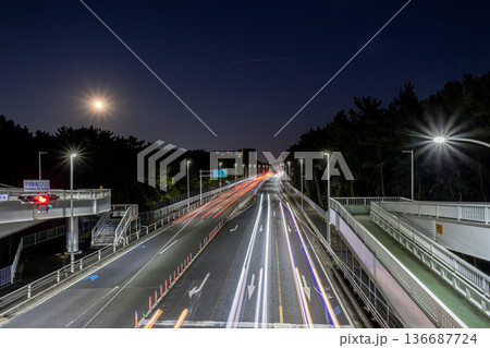 夜の道路を走る車の光跡 136687724
