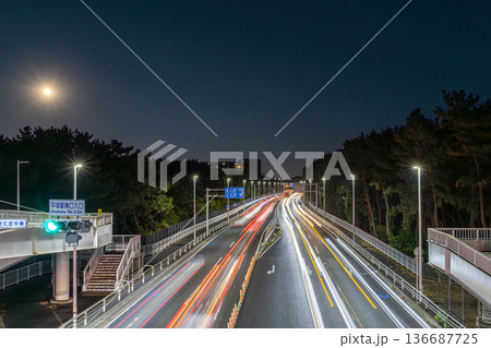 夜の歩道橋から撮る走る車の光跡 夜の歩道橋から撮る走る車の光跡 136687725