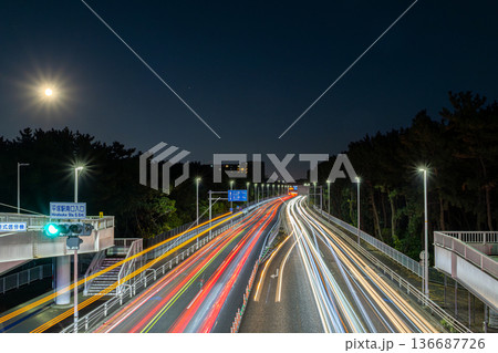 夜の道路を走る車の光跡 136687726
