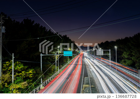 深夜の道路を走る車の光跡 深夜の道路を走る車の光跡 136687728