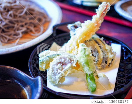 揚げたての天ぷらとざる蕎麦 136688175