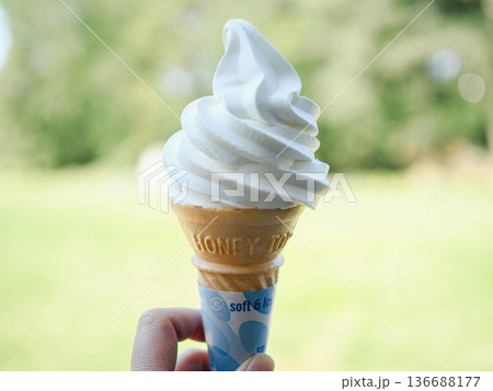 手に持ったバニラソフトクリーム 136688177