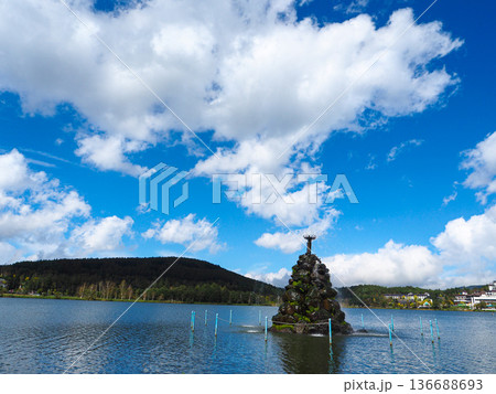 高原の湖 白樺湖の噴水 136688693