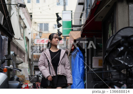 東京のレトロな商店街を歩く若い女性 東京のレトロな商店街を歩く若い女性 136688814