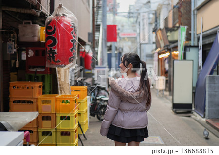 東京のレトロな商店街を歩く若い女性の後ろ姿 東京のレトロな商店街を歩く若い女性の後ろ姿 136688815