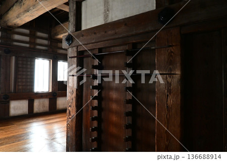 日本の城郭建築の内装と壁に掛けられた槍の武具 日本の城郭建築の内装と壁に掛けられた槍の武具 136688914