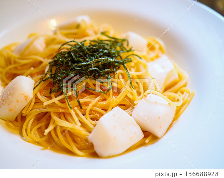 大きなイカがトッピングされたたらこパスタ 大きなイカがトッピングされたたらこパスタ 136688928