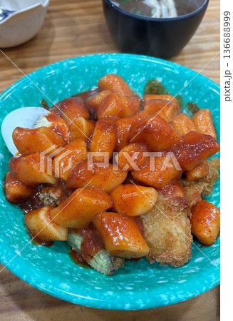 Spicy and chewy tteokbokki paired with rich and savory sundae, creating a classic Korean street food combination. A perfect balance of bold flavors and satisfying textures for an indulgent treat. Spicy and chewy tteokbokki paired with rich and savory sundae, creating a classic Korean street food combination. A perfect balance of bold flavors and satisfying textures for an indulgent treat. 136688999