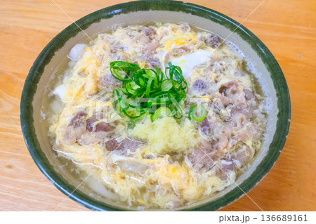 卵とじ肉うどんのアップ 136689161