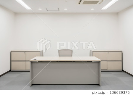 シンプルでスタイリッシュなオフィスの個室空間インテリア 136689376