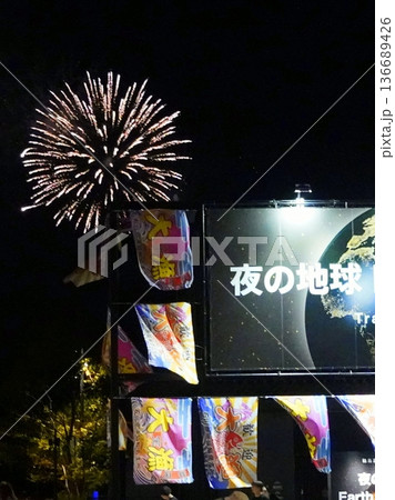 2025 大阪・関西万博 夜の地球パビリオンと花火 2025 大阪・関西万博 夜の地球パビリオンと花火 136689426