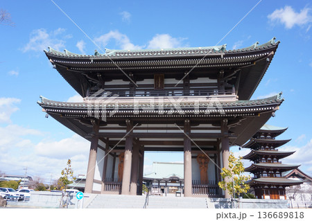 覚王山日泰寺 山門と五重塔1 覚王山日泰寺 山門と五重塔1 136689818